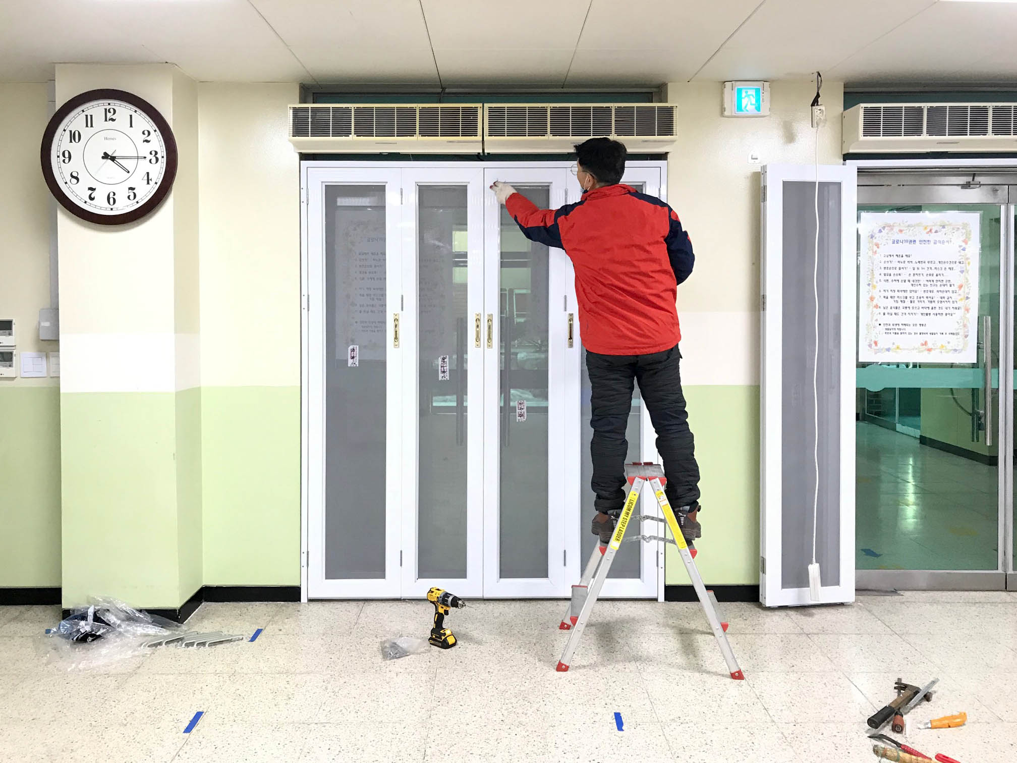 201228 이천 증포중학교 급식실 방충문 제작 및 설치공사 (양개접이)